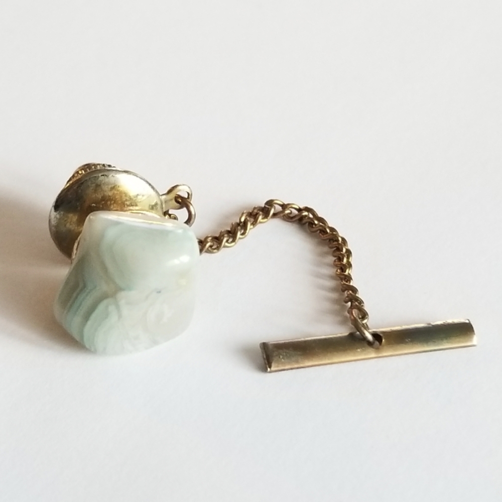 Vintage tie pin Blue stone nugget gold tone